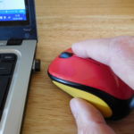 Draadloze muis, in de belgische driekleur! Een logitech kwaliteitsproduct, en vanwege de kleuren gemakkelijk terug te vinden, ook als je eens computert in zetel of tussen bergen papieren. Het type is M235 en bevat AA batterij, goed voor 1 jaar dagdagelijks gebruik. We verkochten er al 1000-tal van in onze winkel, in standaard grijs/zwart. (De ontvanger uitnemen uit het batterij compartiment) onderaan.