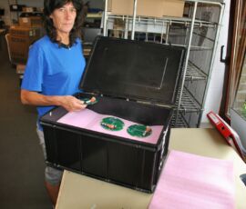 Antistatische bakken 60x40 cm - Hoogte: 23,27 en 33 cm - Printen tussen lagen antistatische mousse (eventueel genummerd). Het afsluitbaar deksel én volledige vulling van de bak zorgt dat printen in hun positie blijven. Bak met deksel: +-30-tal euro