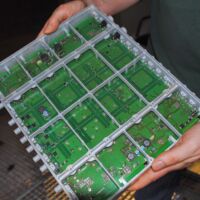Zeer uitdagende assemblage opdracht, 15000 stuks. Toepassing: distributie van sateliet signalen in collectieve systemen, zie ook volgende foto.