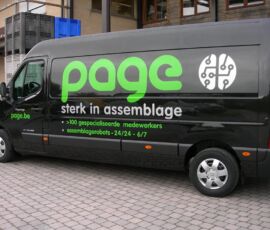 Dinsdag richting Antwerpen, op vrijdag richting Leuven met onze camionette (bemerk: nieuw logo). Meestal rekenen we geen kosten aan, we kunnen 3 paletten (1.2m x 1m x 1.8m hoogte) totaal 1500 kg, vervoeren. Bij afzonderlijke dringende leveringen proberen we dit tegen schappelijke tarieven te doen (0.5 euro/km, dankzij onze sociale tewerkstelling).