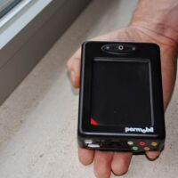 Windows CE systeem, met diverse inputs voor besturing van rolstoelen, bevat eveneens GPS en GSM modules, zie ook volgende foto's.
